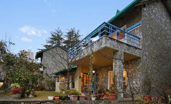 Exterior - 2B-Mukteshwar-109 by bnbmehomes (Dhari)