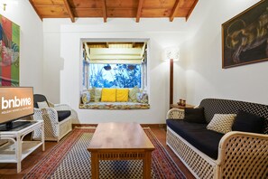 Villa – deluxe | Oppholdsområde | En 32-tommers LED-TV med kabel-kanaler samt TV