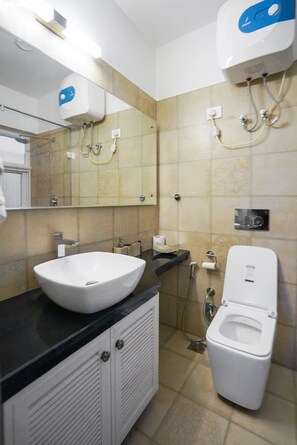 Deluxe Villa | Bathroom | Shower, free toiletries, towels, soap - 2B-Mukteshwar-109 by bnbmehomes (Dhari)