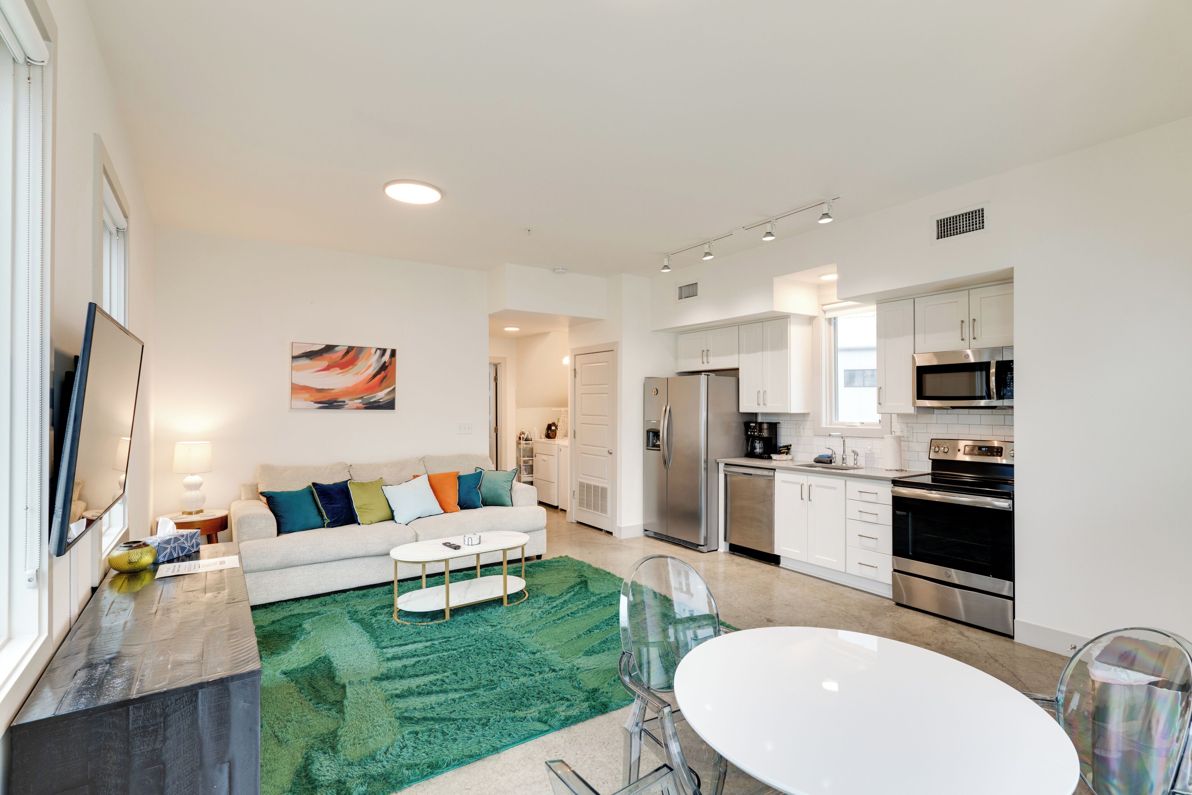 14-Guest Condos Near NEW SC Stadium and 2 mi to Downtown with a coffee shop.