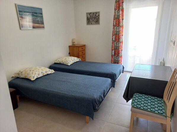 2 bedrooms, travel crib, free WiFi, bed sheets