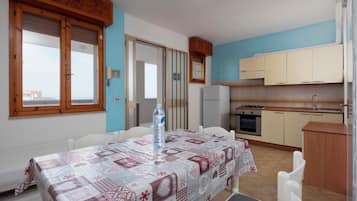 Frigorífico, horno, placa de cocina y utensilios de cocina