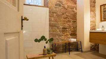 Dusche, Haartrockner, Handtücher, Seife