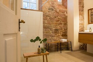 Dusche, Haartrockner, Handtücher, Seife