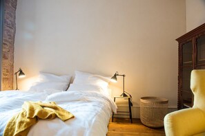 1 Schlafzimmer, Zimmersafe, Schreibtisch, Bügeleisen/Bügelbrett