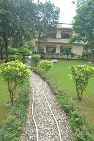 Exterior. Corbett Comfort Lodge