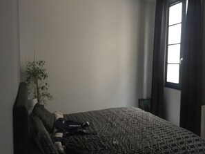 2 عدّة غرف نوم ومكتب وملاءات أسرّة