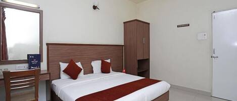 Escritorio, cortinas blackout y wifi gratis