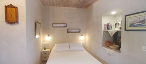 1 makuuhuone, tallelokero huoneessa, äänieristys, silitysrauta/-lauta