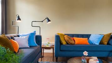 Smart-TV, Kamin, Bücher