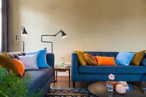 Smart-TV, Kamin, Bücher