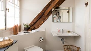 Duschwanne, Haartrockner, Handtücher, Seife