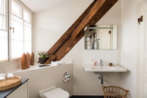 Duschwanne, Haartrockner, Handtücher, Seife