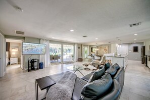 Smart-TV, DVD-spiller og stereoanlegg