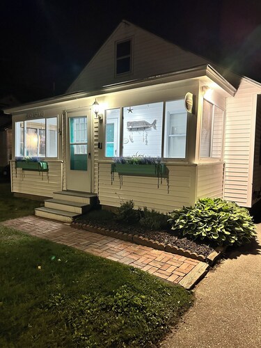 Clean cozy cottage 1 mile from beach. 