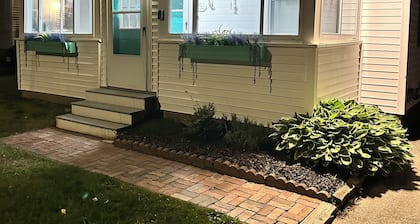 Clean cozy cottage 1 mile from beach.