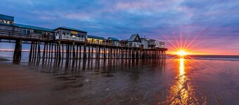 Clean cozy cottage 1 mile from beach. 