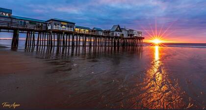 Clean cozy cottage 1 mile from beach.