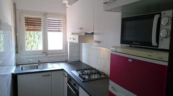 Mikroaaltouuni, kahvin-/teenkeitin, keittoastiat/astiat/ruokailuvälineet