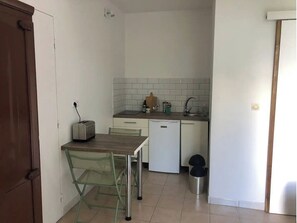 Réfrigérateur, plaque de cuisson, grille-pain