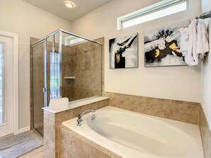 Badewanne, Haartrockner, Handtücher, Toilettenpapier