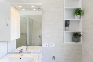 Dusche, Haartrockner, Bidet, Handtücher