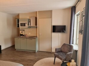 Deluxe Studio Suite | Private kitchen | Fridge, microwave, stovetop, cookware/dishes/utensils - Studio Trenz for two - Groningen Center (Groningen)