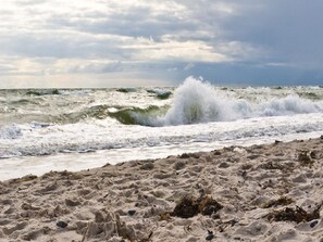 A beach with rough waves and a cloudy sky. - Great vacation home with a yard, patio, 500 m from the beach, free Wi-Fi, parking (Zingst)