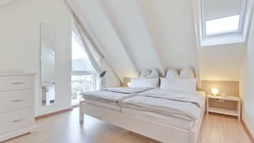 2 habitaciones, escritorio y tabla de planchar con plancha