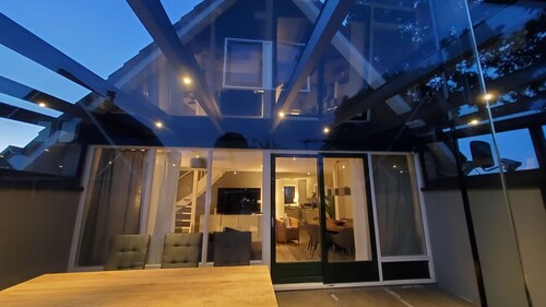 Luxuriöses Ferienhaus mit Terrassenüberdachung, WLAN, Gemeinschaftspool, E-Bikes