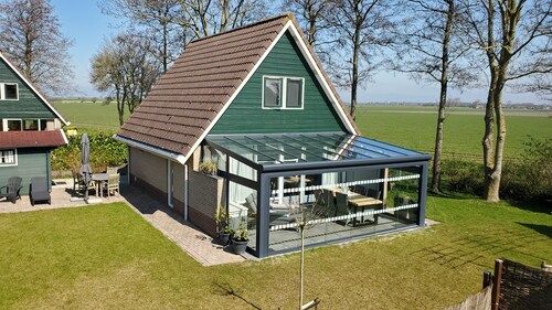 Luxuriöses Ferienhaus mit Terrassenüberdachung, WLAN, Gemeinschaftspool, E-Bikes