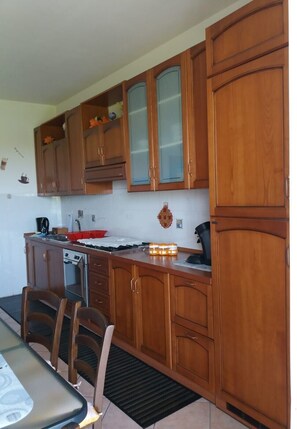 Fridge, oven, stovetop, coffee/tea maker