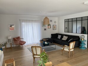 Smart TV, fireplace, DVD player, table tennis