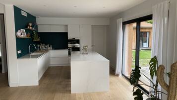 Een koelkast, een microgolfoven, een oven, een kookplaat