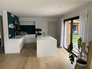 Refrigerador, microondas, horno, placa de cocina