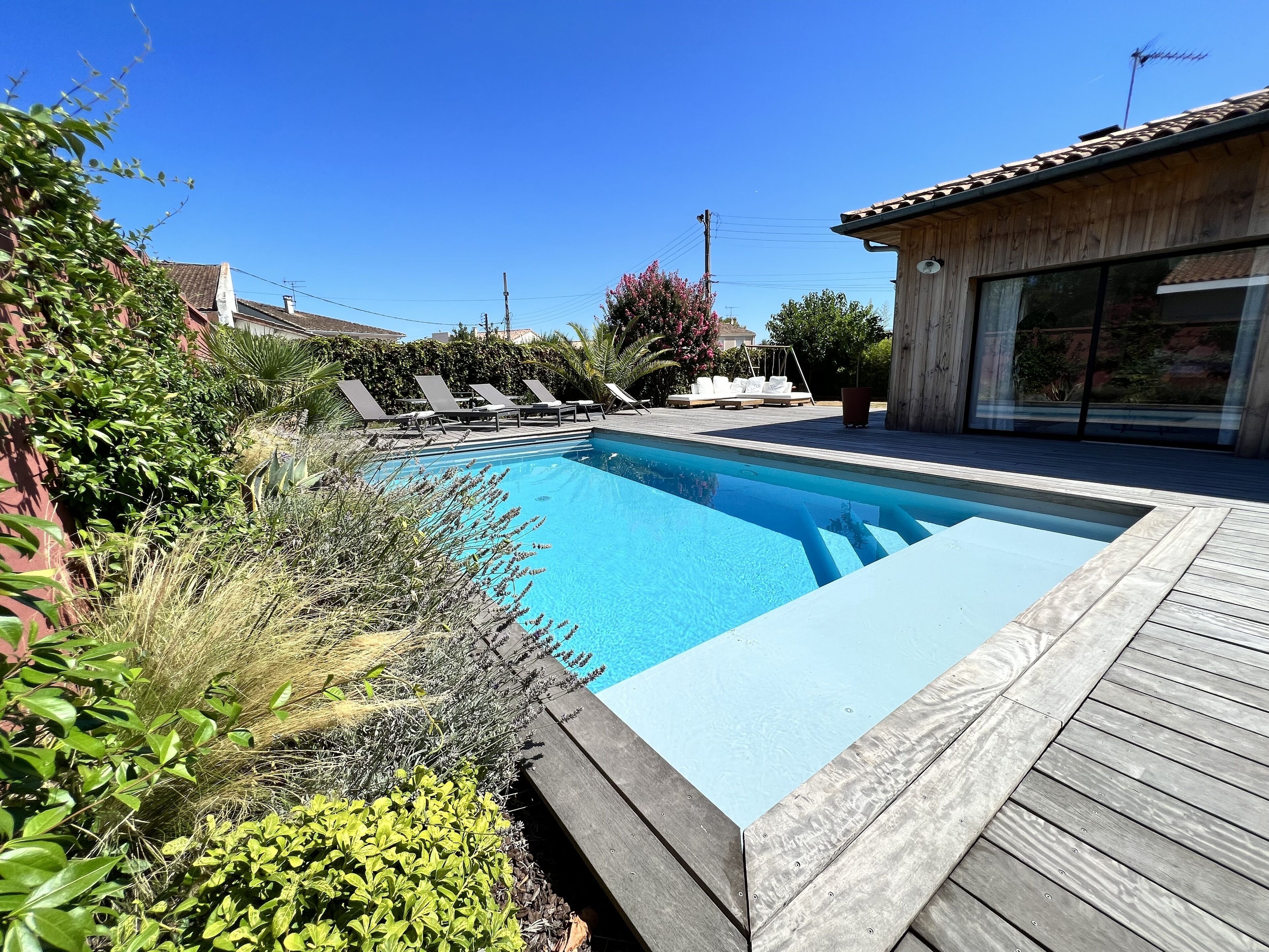Una piscina al aire libre, una piscina climatizada