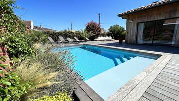 Una piscina al aire libre, una piscina climatizada
