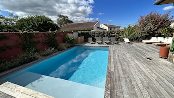 Een buitenzwembad en een verwarmd zwembad