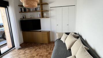 Smart-tv, een open haard, een dvd-speler en een tafeltennistafel