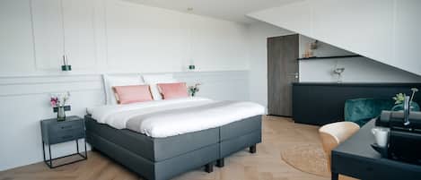 Hypo-allergenic bedding, in-room safe, desk, soundproofing