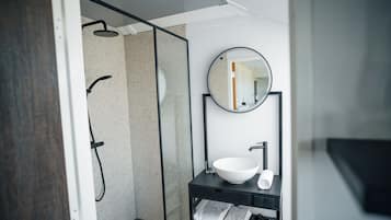 Familie vierpersoonskamer | Badkamer | Een douche, een regendouche, een haardroger, handdoeken