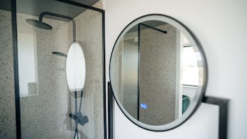 Habitación junior doble | Baño | Ducha, cabezal de ducha tipo lluvia, secador de pelo y toallas