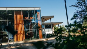 A modern building with large glass windows and a sign that reads "RARO THEATER DE MEET THE M". - MyHotelSteenwijk (Steenwijk)