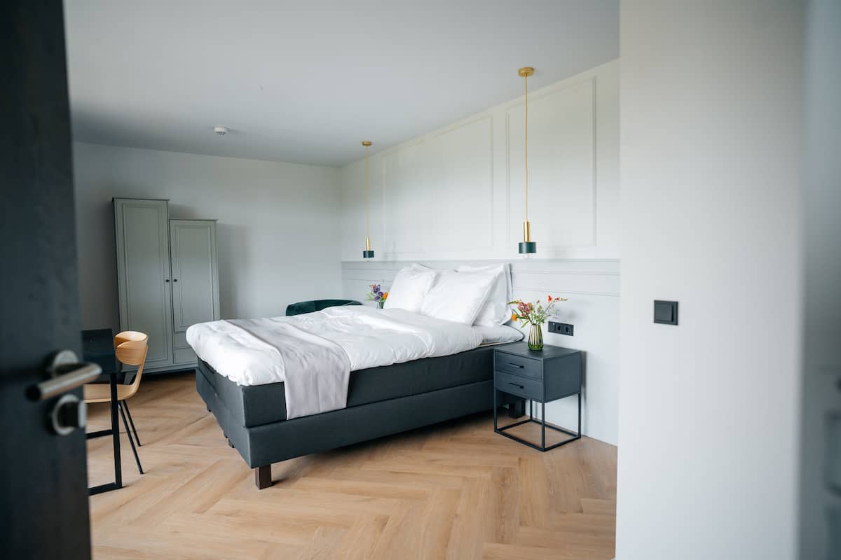 Ropa de cama hipoalergénica y caja de seguridad en la habitación