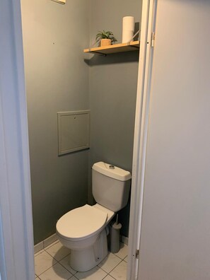 Bathtub, towels, soap, toilet paper