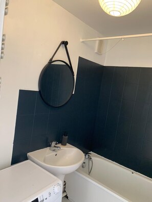 Baignoire, serviettes fournies, savon, papier toilette