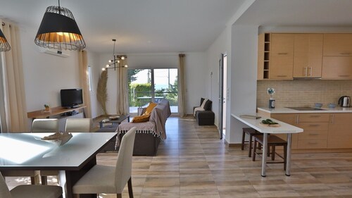 moderne Villa mit privatem Pool, nur 5 Minuten zum Strand