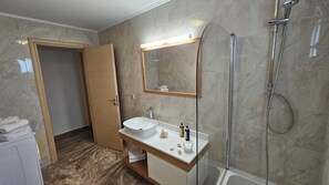 Combined shower/tub, hair dryer, towels, soap