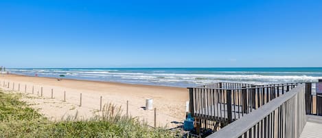 Una spiaggia nelle vicinanze