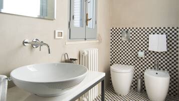 Separate bathtub and shower, deep-soaking bathtub, rainfall showerhead